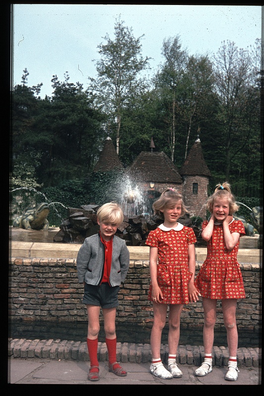 13.Efteling mei 1970 Brigitte,Marion,Peter.JPG
